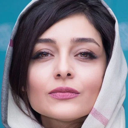  Sareh Bayat