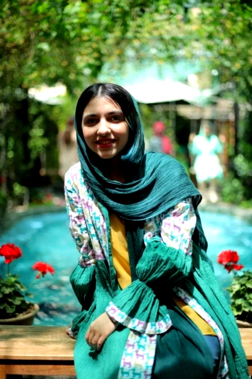  Kimia Hosseini