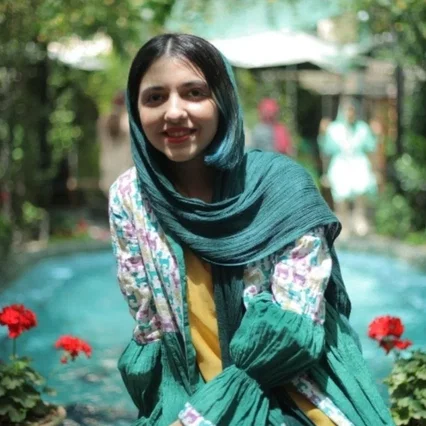  Kimia Hosseini