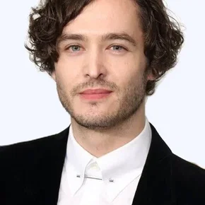 Photo star :  Alexander Vlahos