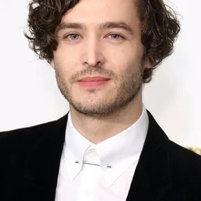 Photo star :  Alexander Vlahos