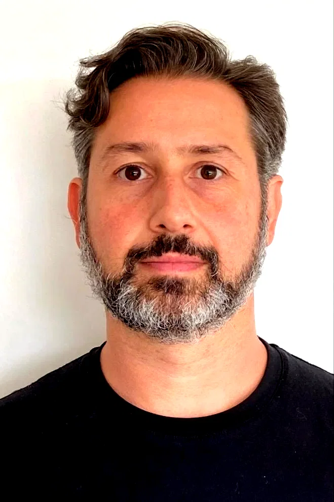  Kasra Farahani