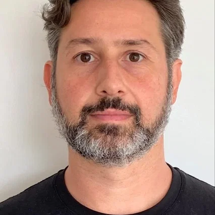  Kasra Farahani