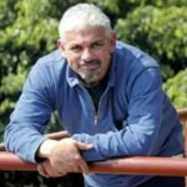  Tono Vega