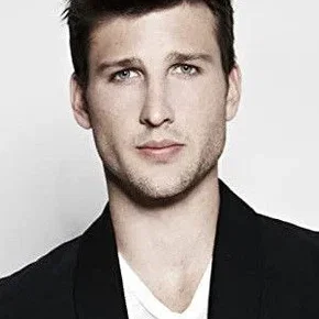 Photo star :  Parker Young