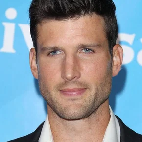 Photo star :  Parker Young