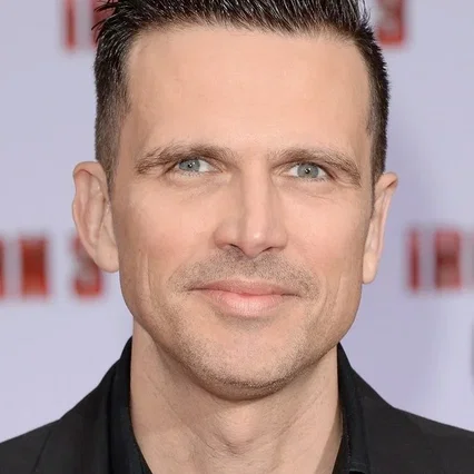  Ashley Hamilton