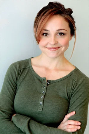  Ellie Araiza