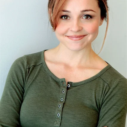  Ellie Araiza