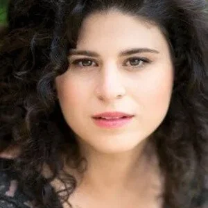  Olivia Stambouliah