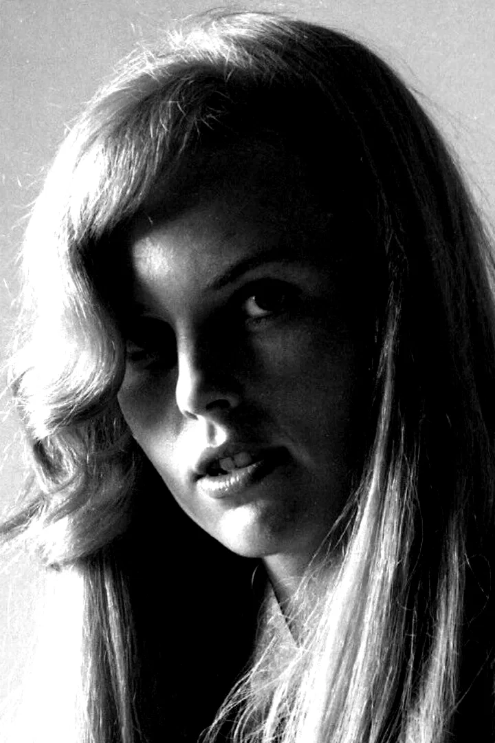  Roberta Collins