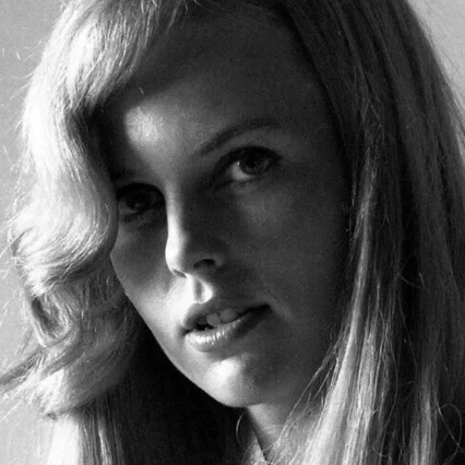  Roberta Collins