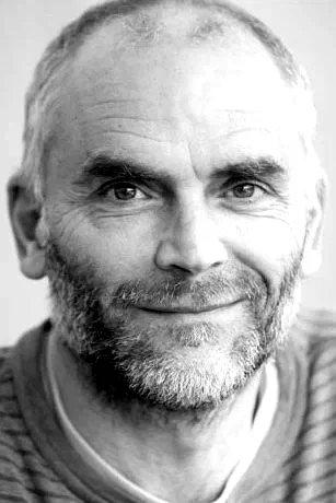  Giles King