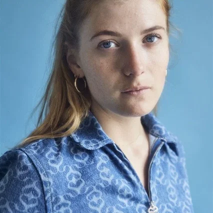  Adèle Sierra