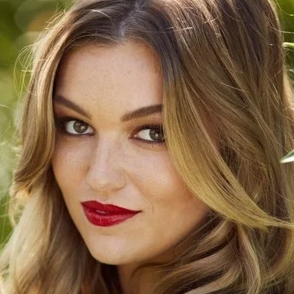  Lili Simmons