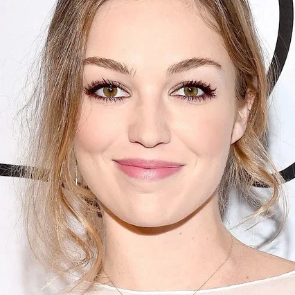  Lili Simmons