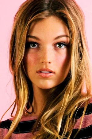  Lili Simmons