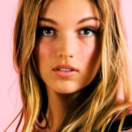  Lili Simmons