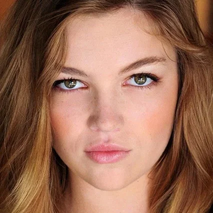  Lili Simmons