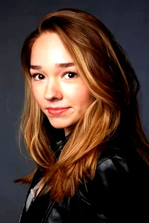  Holly Taylor
