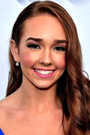  Holly Taylor