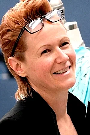  Amy Bond