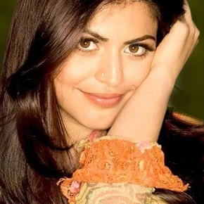 Photo star :  Shenaz Treasury