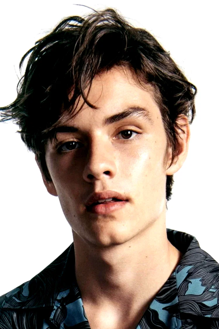  Louis Partridge