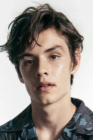  Louis Partridge photo