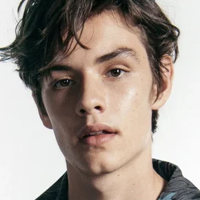 Photo star :  Louis Partridge