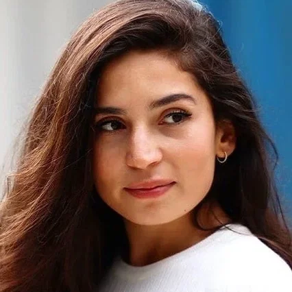  Sinem Kavus
