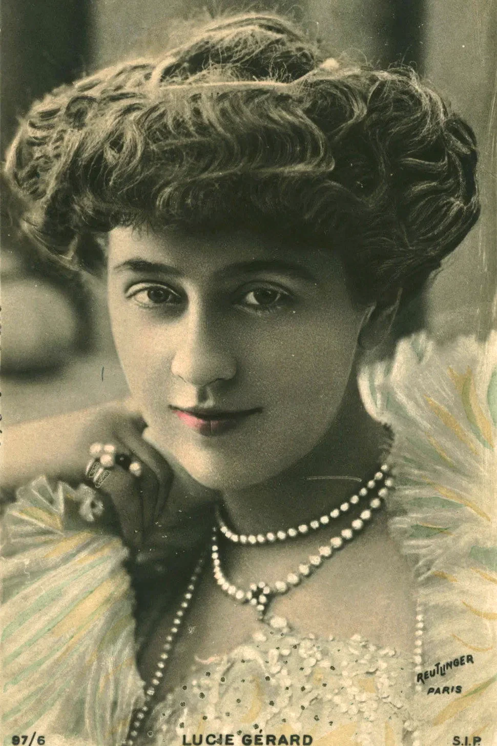  Lucy Mareil