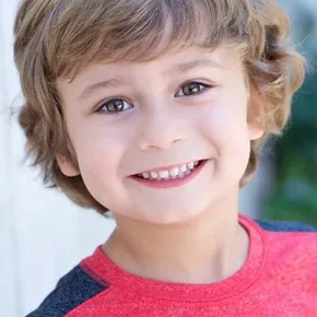 Photo star :  Noah Salsbury Lipson