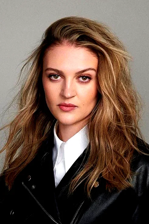  Lara Peake