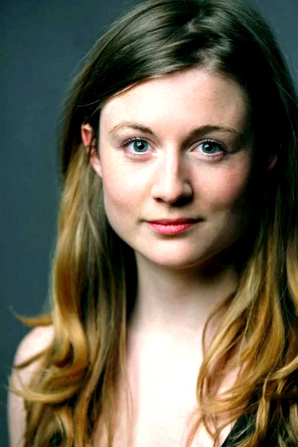  Emma Hiddleston