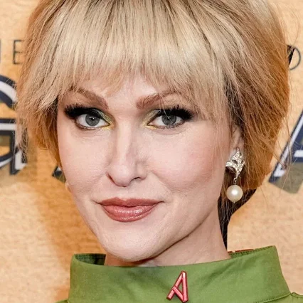  Jenn Lyon