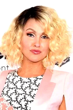  Jenn Lyon