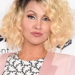 Photo star :  Jenn Lyon