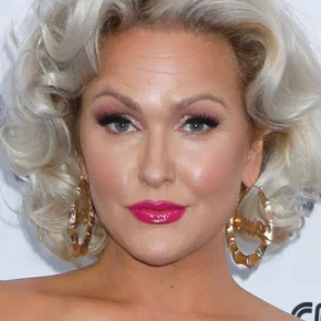 Photo star :  Jenn Lyon