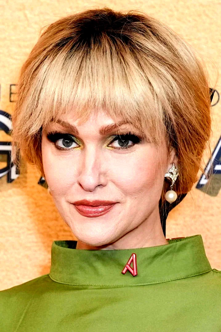  Jenn Lyon