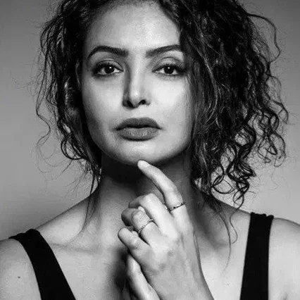  Amira Derouiche