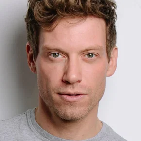 Photo star :  Barrett Foa