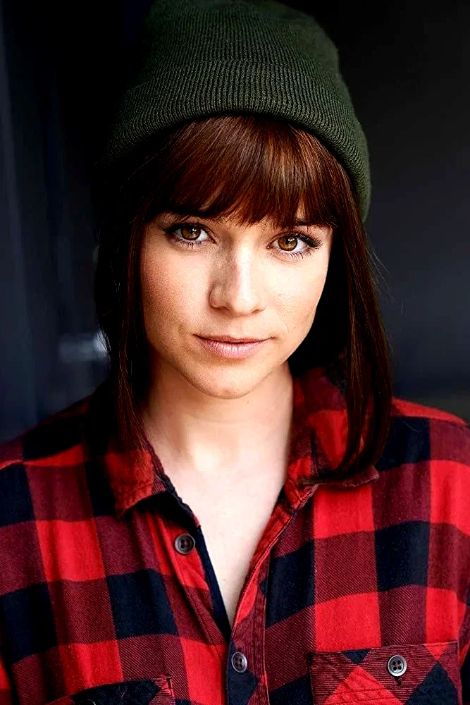  Renée Felice Smith