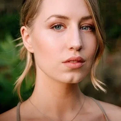 Izzy Stevens