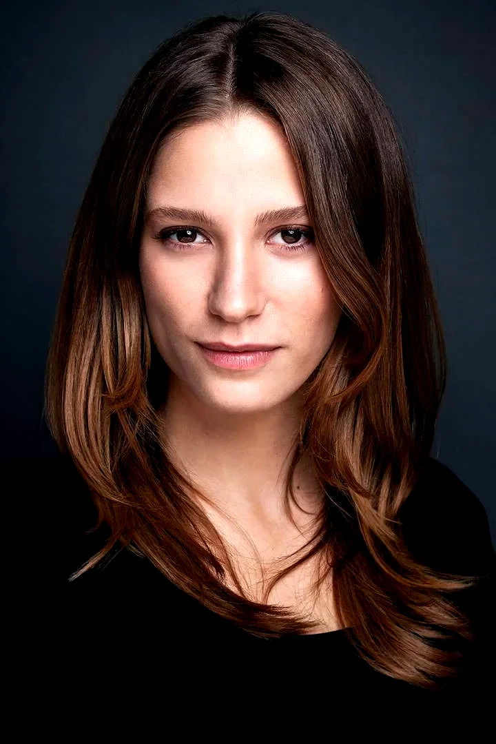  Serenay Sarıkaya