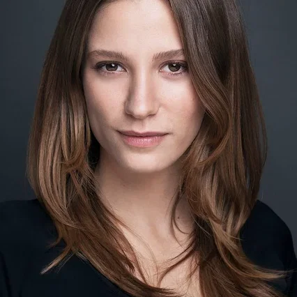  Serenay Sarıkaya