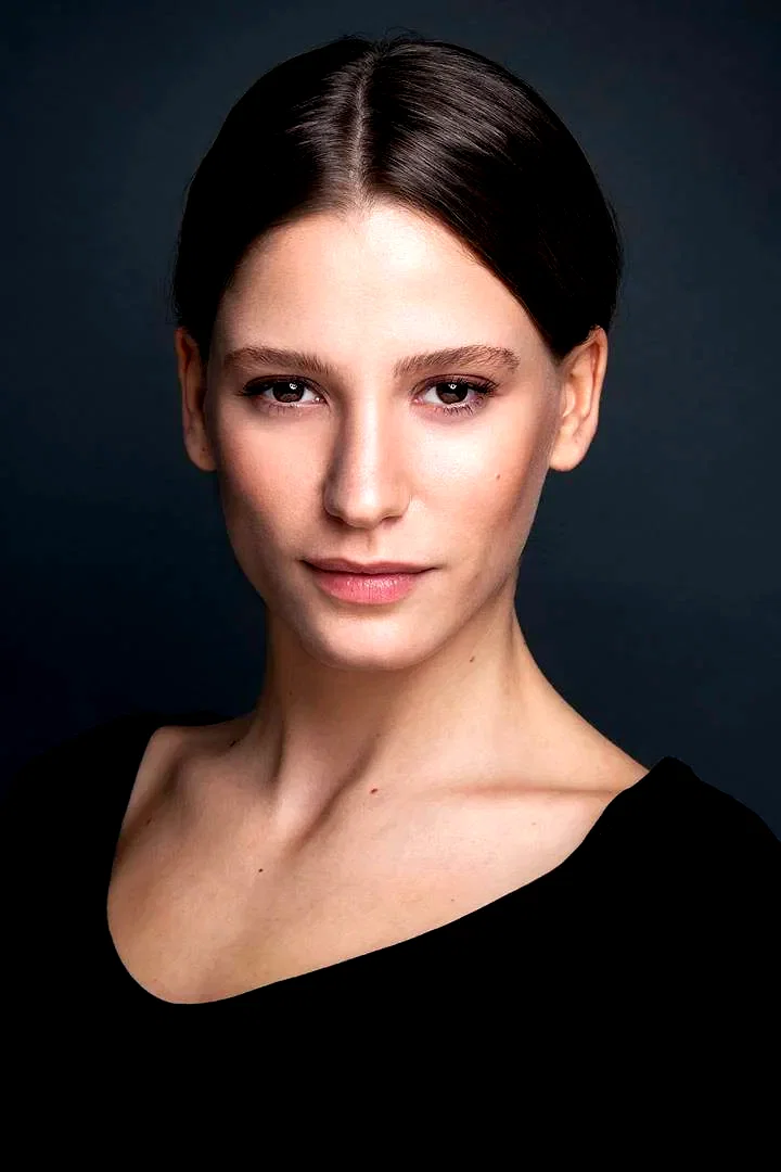 Serenay Sarıkaya