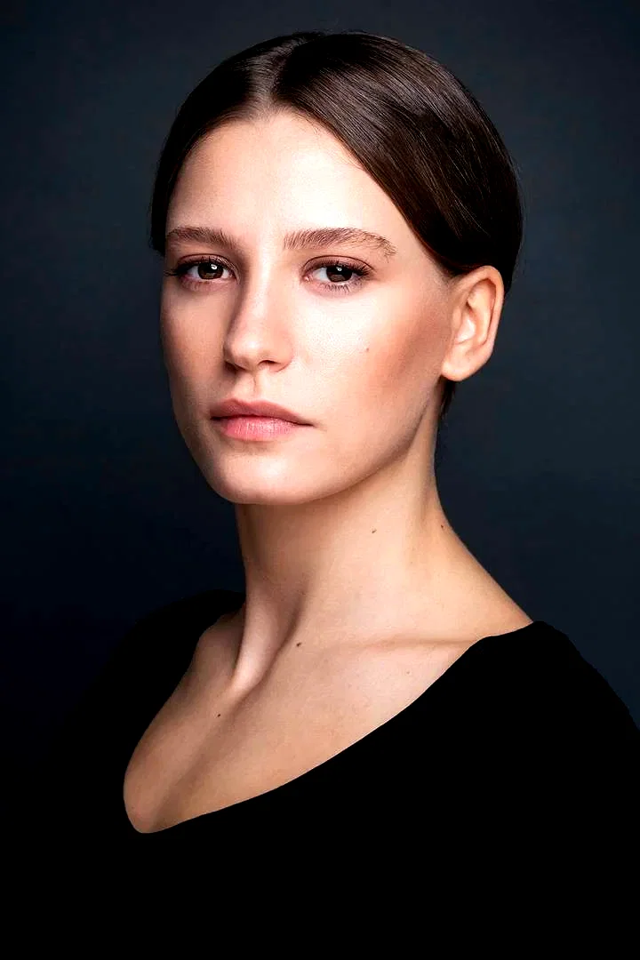  Serenay Sarıkaya