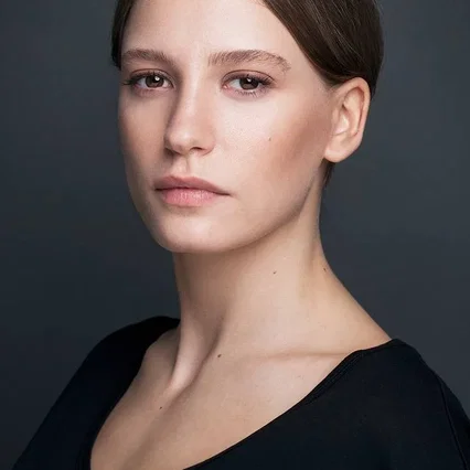  Serenay Sarıkaya