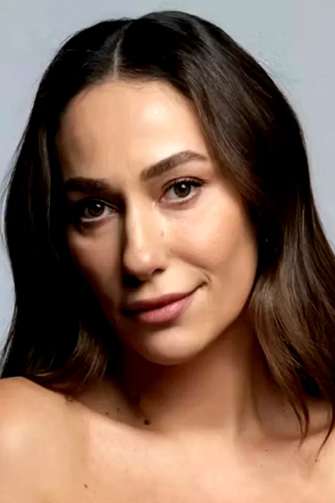  Esra Ruşan